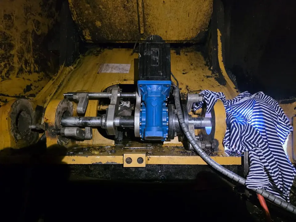 Hydraulic drive unit powering a line boring bar clamped to a machine