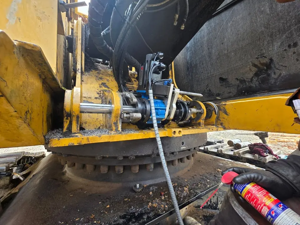 Line boring bar clamped and turning under the front of a heavy machine