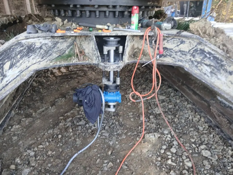 Line boring bar rigged vertically with leads run out to the power pack