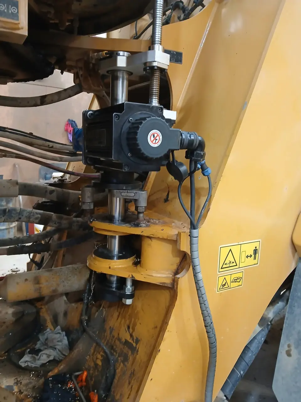 Boring head clamped and aligned on a boom ready to cut