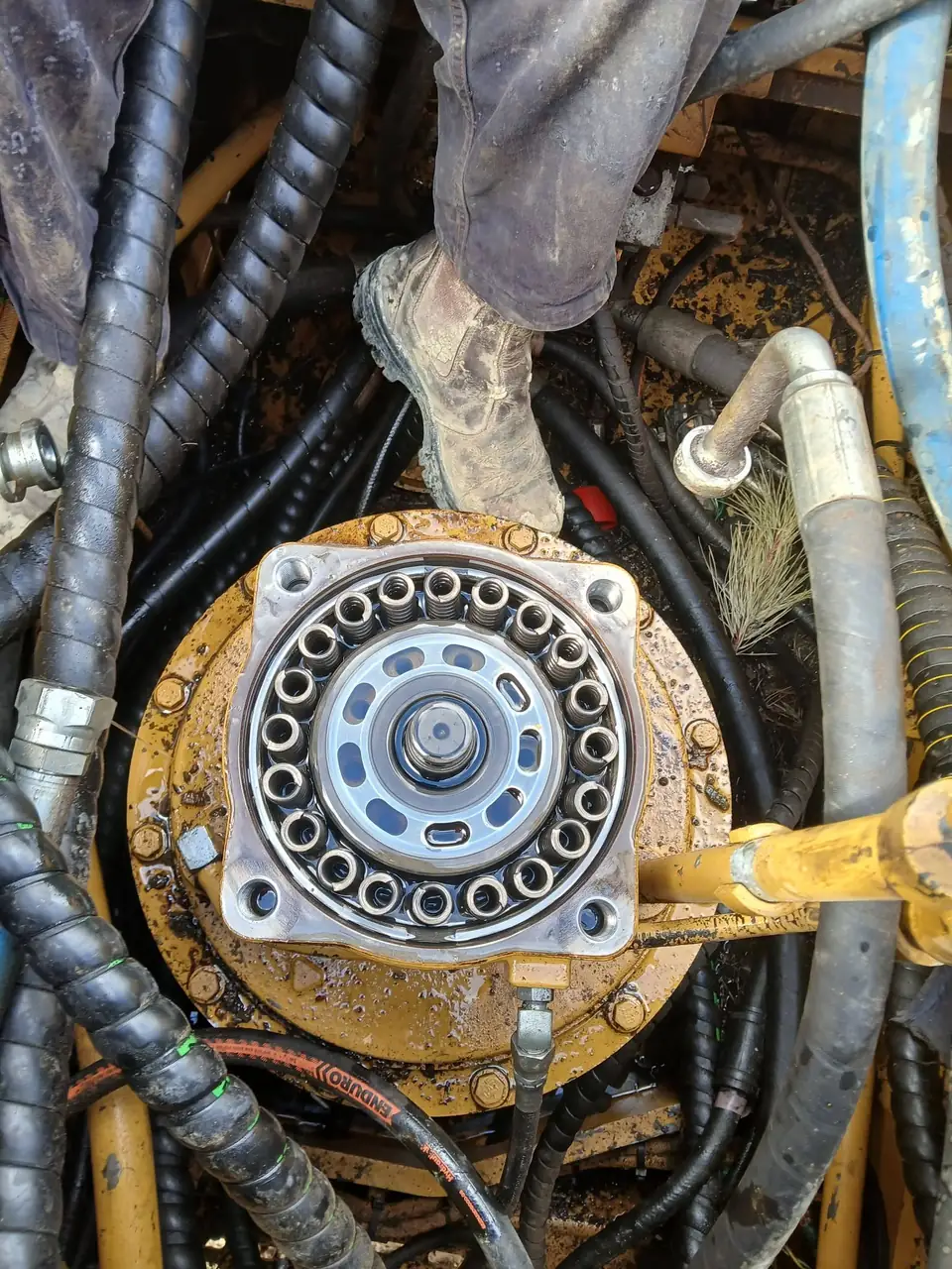 Hydraulic motor and hose work on a heavy machine